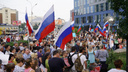 Сотни новосибирцев пришли к опасному фонтану на митинг против повышения пенсионного возраста
