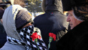 Десятки человек с красными гвоздиками собрались на площади Ленина в 35-градусный мороз
