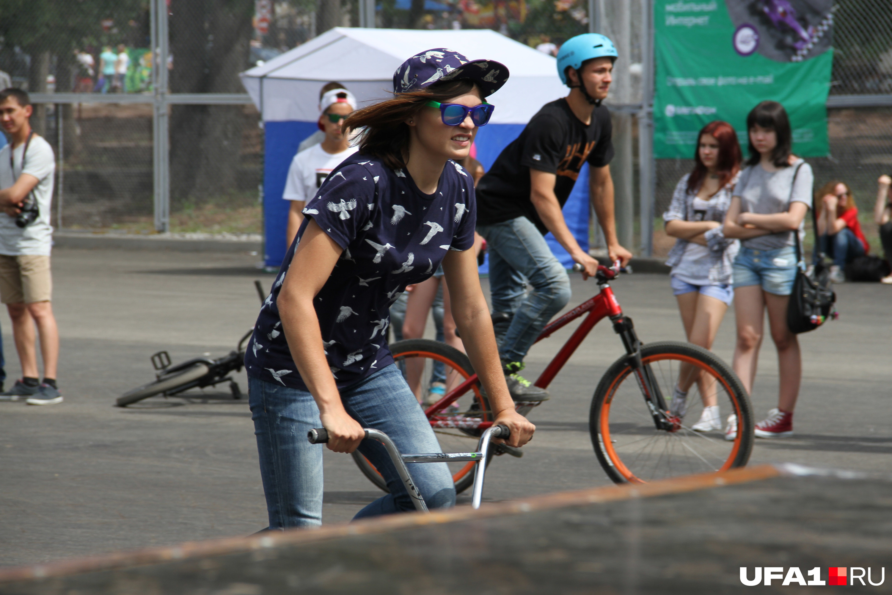 Велосипедистам в городе проще, чем роллерам и скейтбордистам: можно и улицы штурмовать, и пересеченную местность