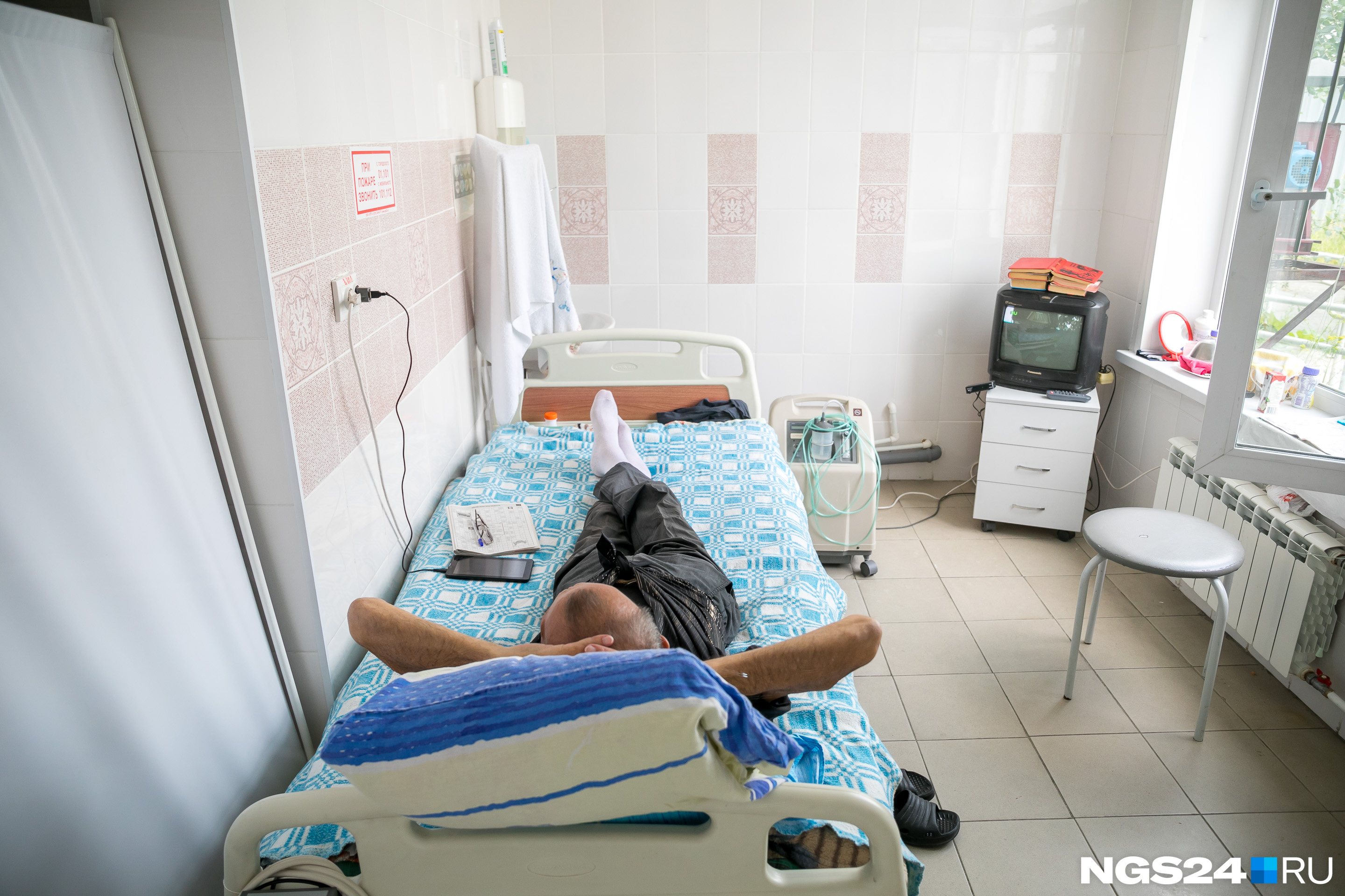 Пациенты в основном читают, смотрят телевизор или спят Пациенты в основном читают, смотрят телевизор или спят