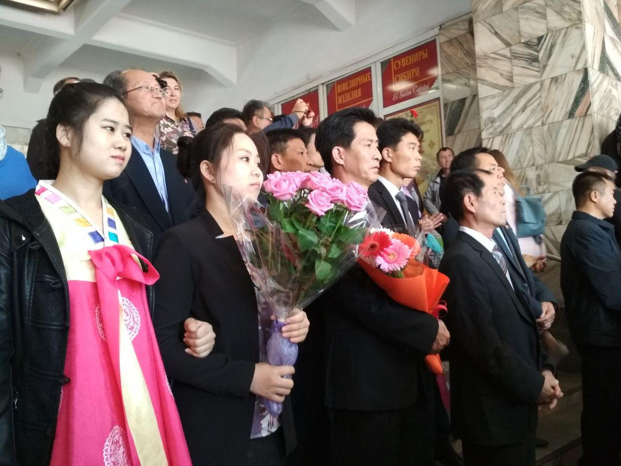 Часть делегации из КНДР пришла в национальных костюмах