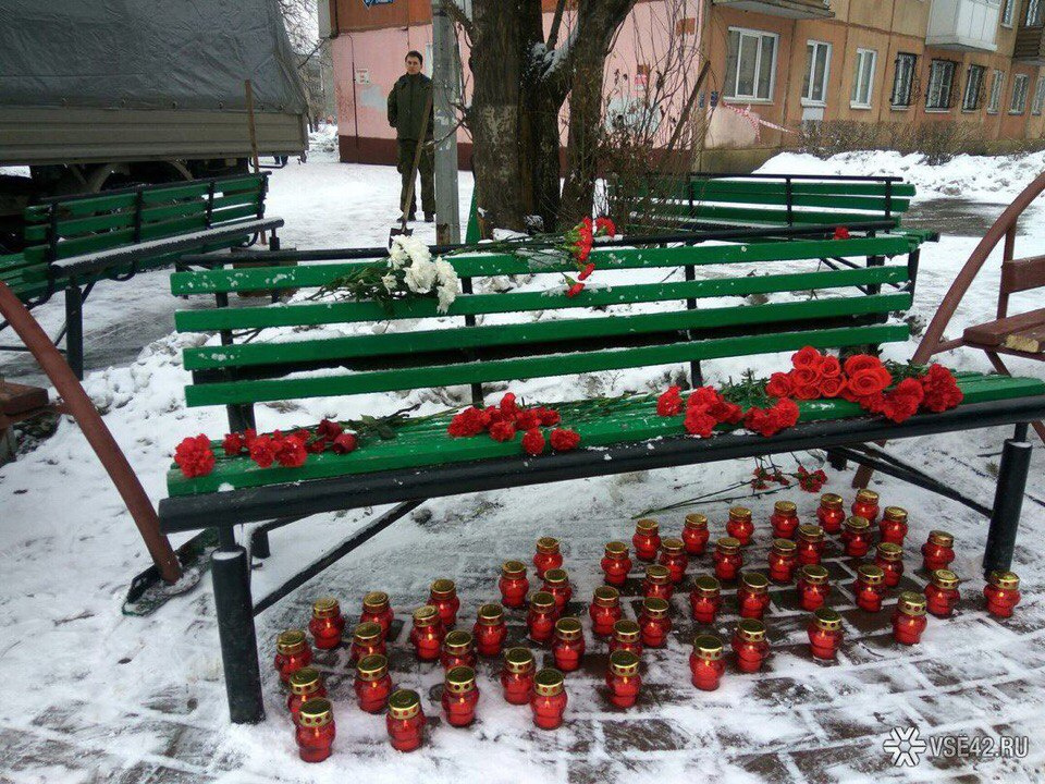 Кемеровчане организовали стихийный мемориал возле ТЦ «Зимняя вишня» Кемеровчане организовали стихийный мемориал возле ТЦ «Зимняя вишня»