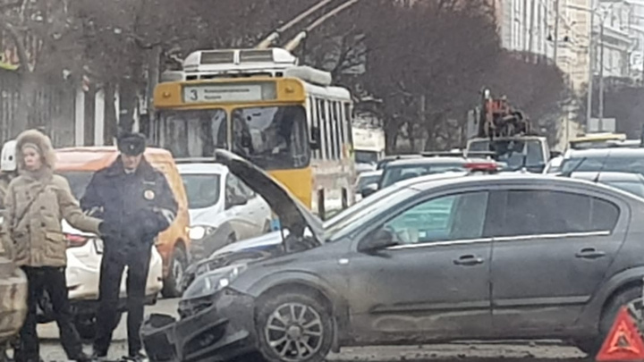 В центре Екатеринбурга образовалась огромная пробка из-за аварии на Малышева