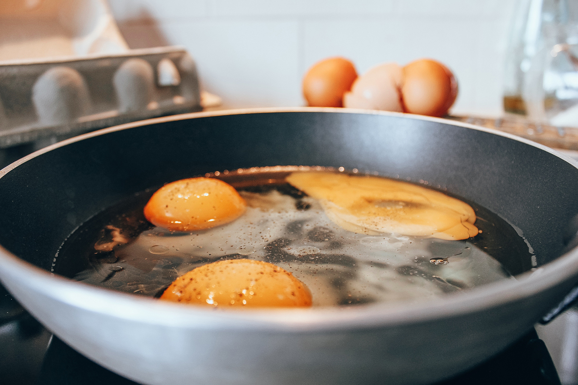 Яйца на завтрак снижают количество употребляемой днём еды, а значит, и калорий