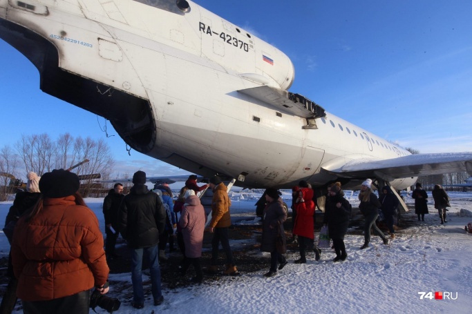 Челябинский самолёт, где репетируют эвакуацию, на ремонте, поэтому некоторые части у него просто отсутствуют