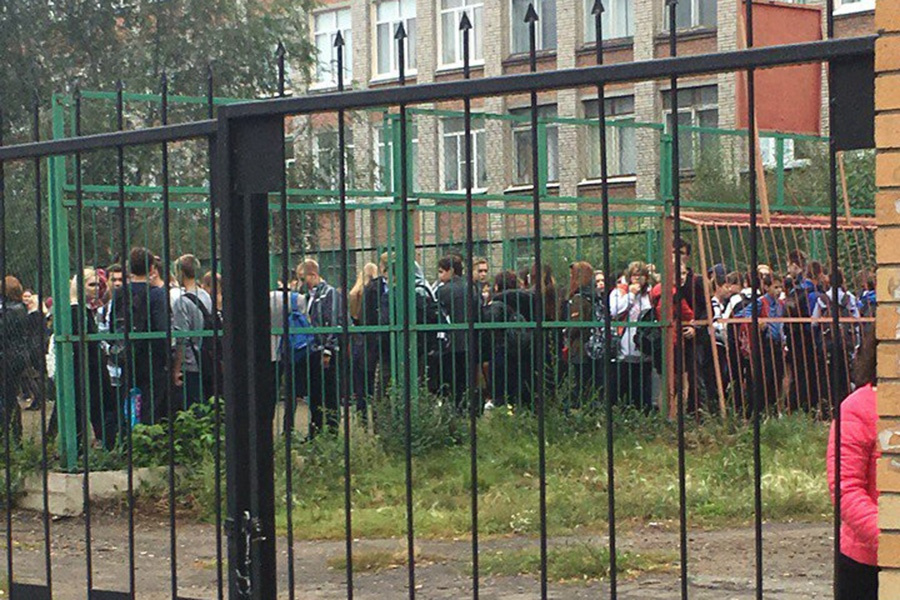 Омские школьники оказались на улице