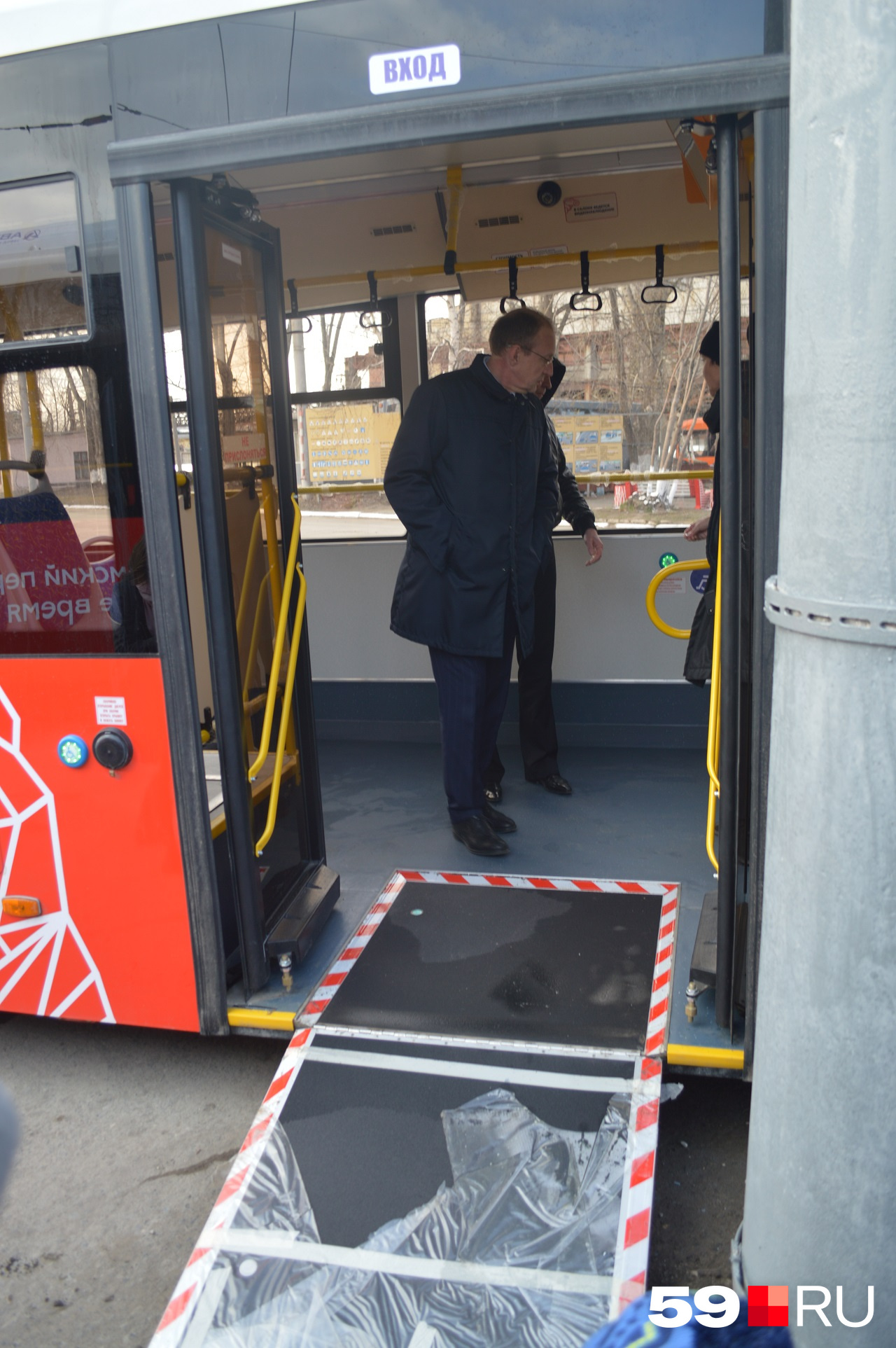 Дмитрий Самойлов решил проверить, как работает откидной трап для для более удобного доступа маломобильных пассажиров в салон. Всё работает исправно<br>