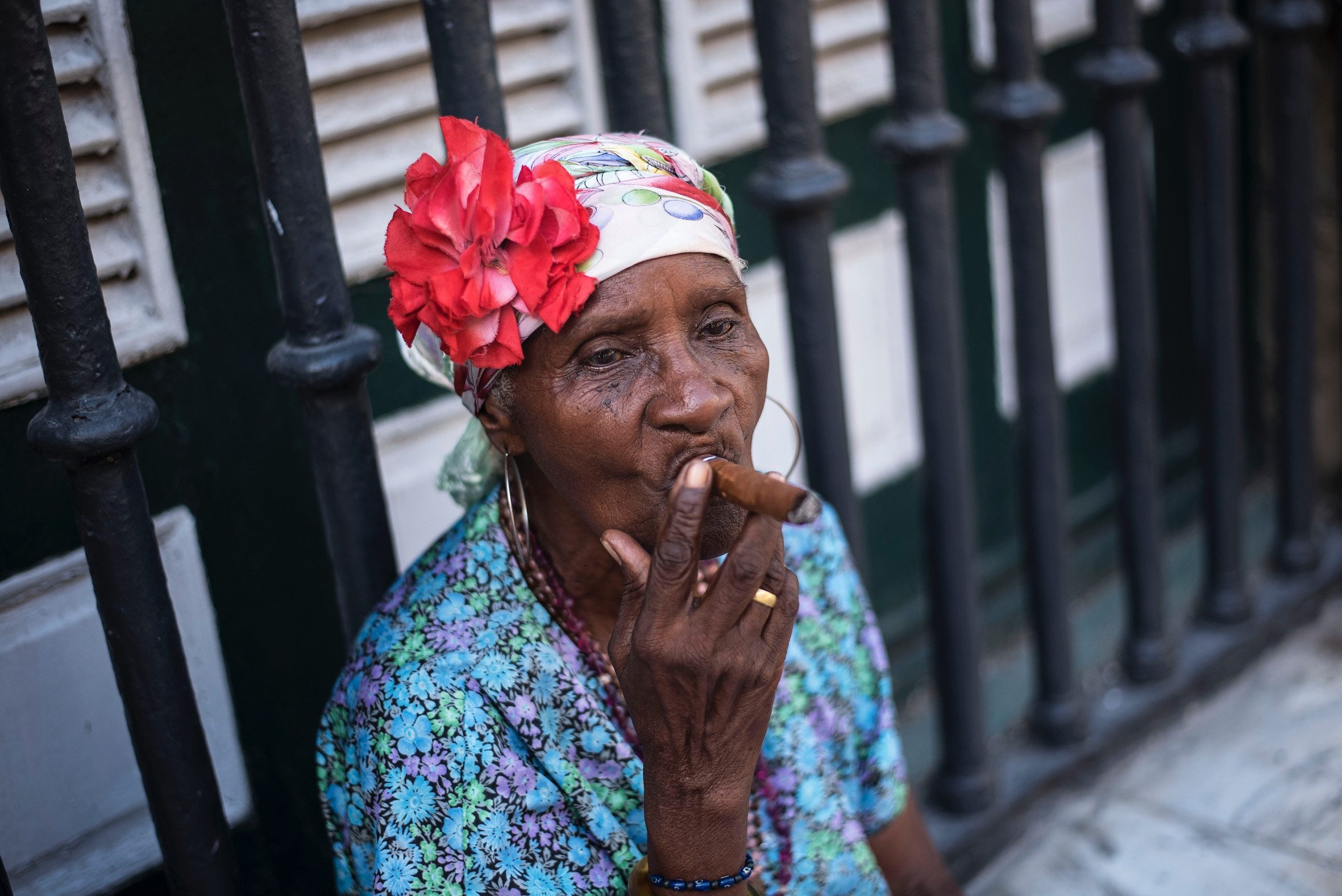 Кубинская женщина с сигарой