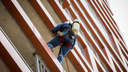 Спасатели по верёвкам спустились в квартиру на 4-м этаже, чтобы снять с подоконника детей