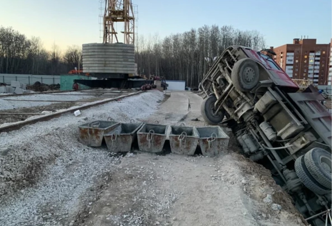 Автокран упал в котлован