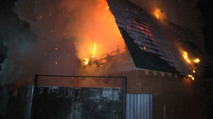Огонь было видно издалека: в посёлке Семь Ключей сгорели два жилых дома, есть пострадавшие