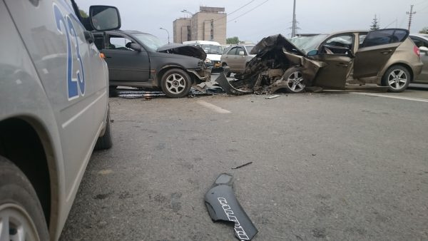 Пострадавших от удара водителей и пассажиров увезли на прибывшей на место происшествия «скорой» 