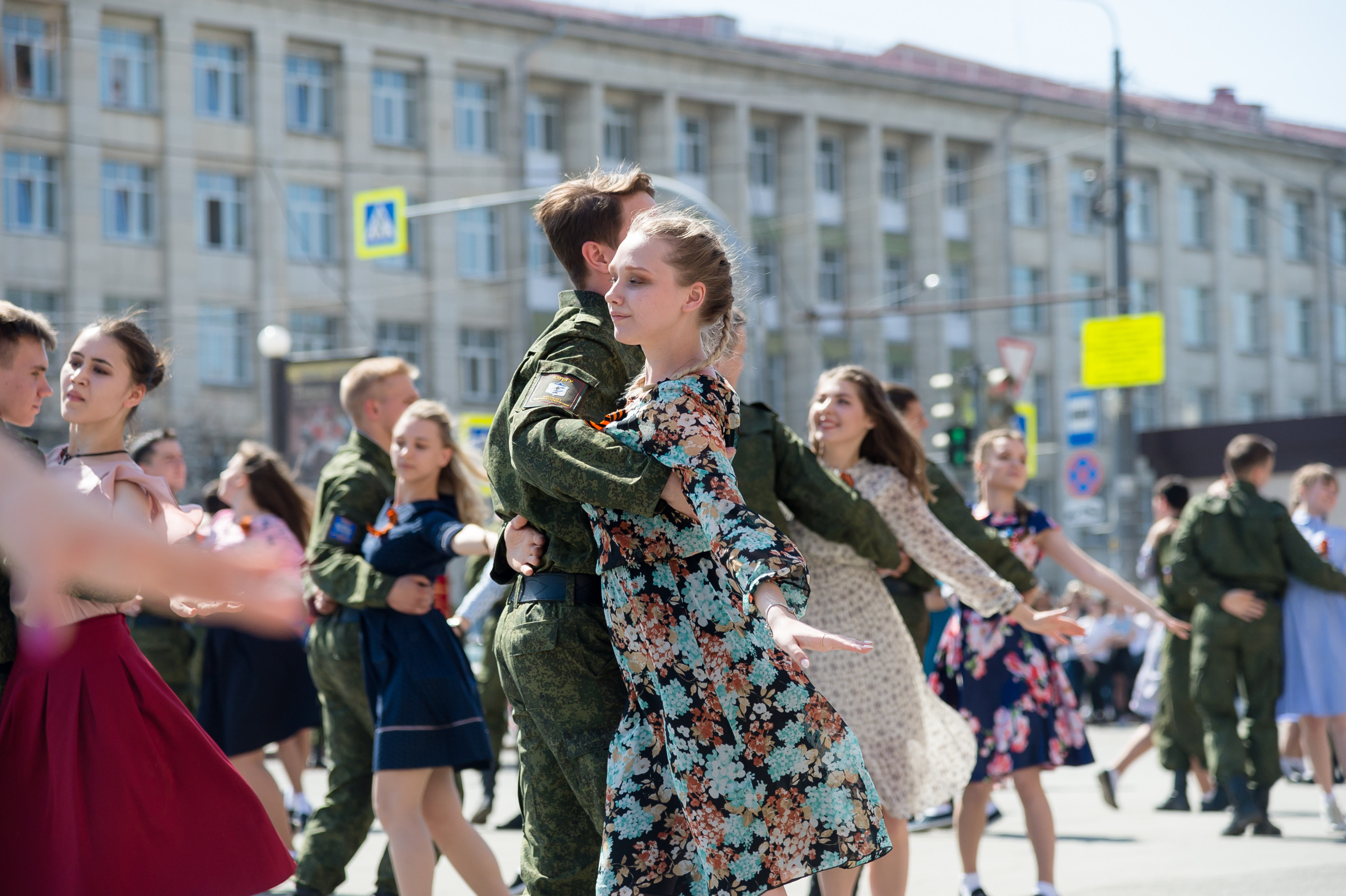 Молодые люди специально разучивали движения Молодые люди специально разучивали движения
