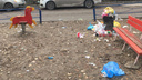 К году Свиньи — готовы: ростовчане не донесли пакет до мусорки и оставили его на детской площадке