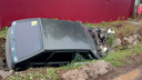 «Девятки» в хлам: в Ярославской области машина выкинула припаркованную легковушку в канаву