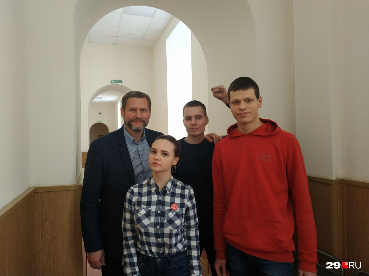 Слева — депутат Архгордумы Александр Афанасьев. Фото сделано в день суда за участие в несогласованном митинге 7 апреля