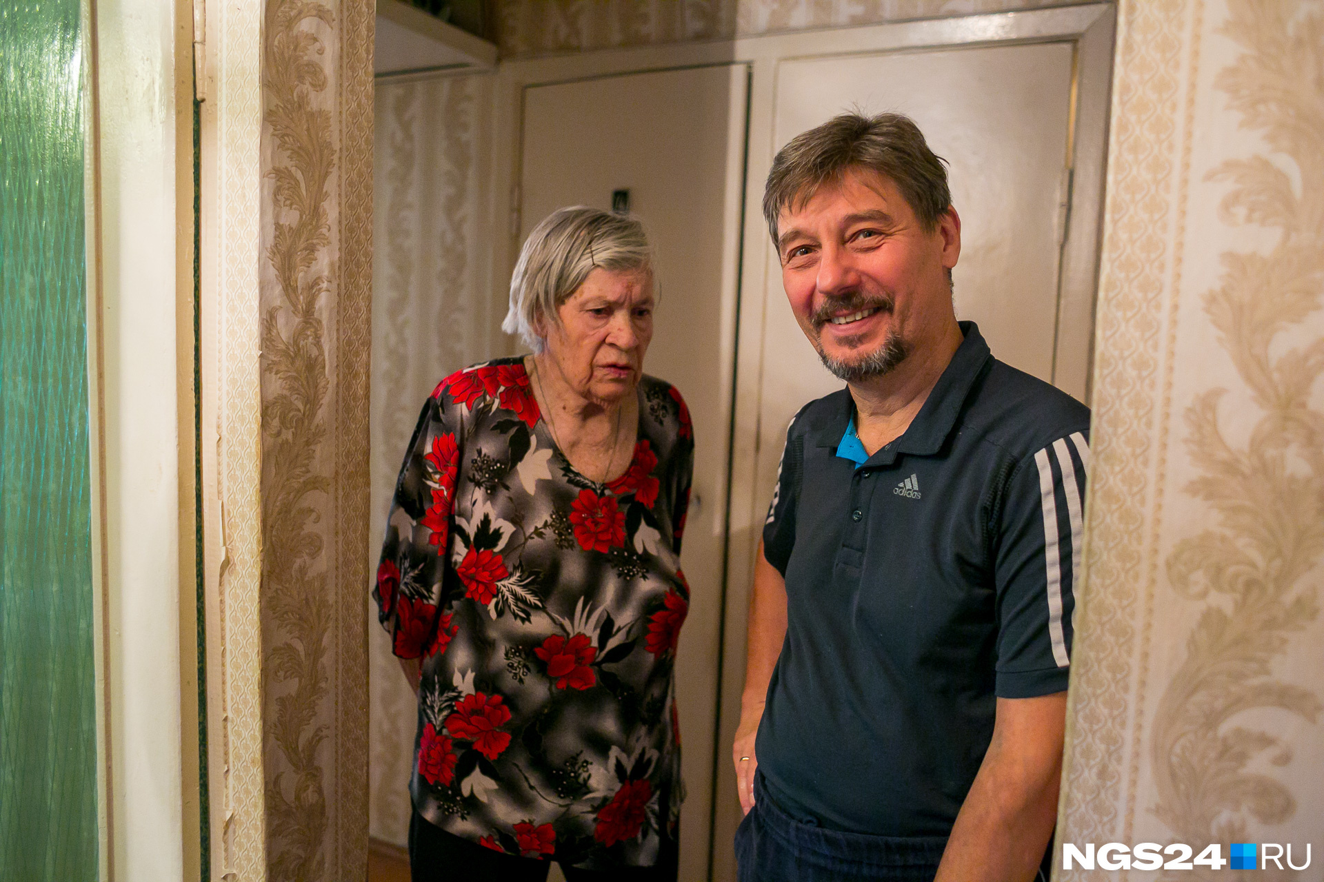 Бабушка очень устала от гостей. Теперь она будет весь день отдыхать, пока Евгений будет на работе Бабушка очень устала от гостей. Теперь она будет весь день отдыхать, пока Евгений будет на работе