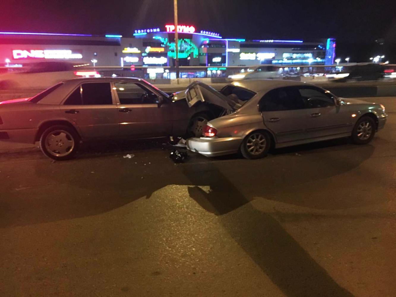 «Мерседес» буквально оказался в багажнике у корейской иномарки «Мерседес» буквально оказался в багажнике у корейской иномарки