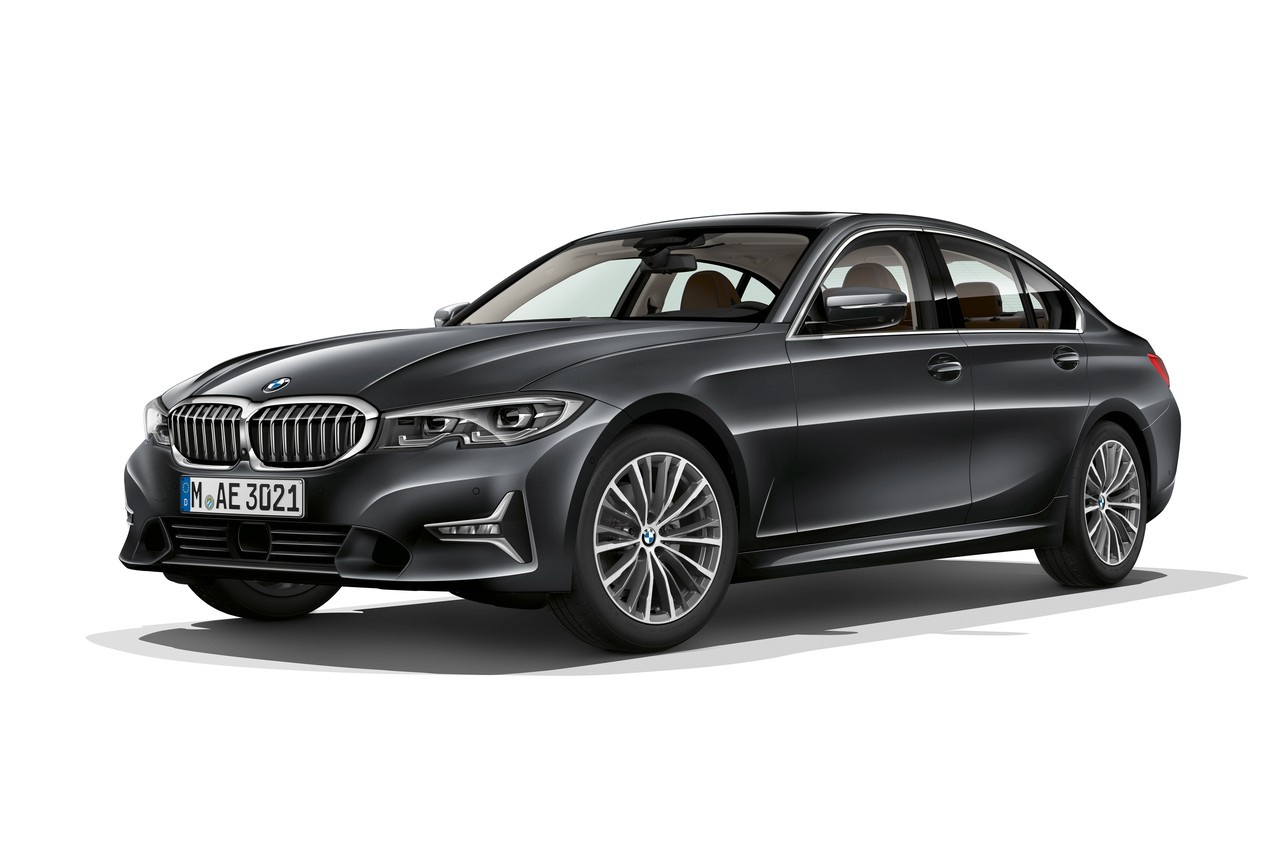 BMW стремится унифицировать все старшие модели, переводя их на общую платформу CLAR. В случае с BMW 3 это означает некоторое увеличение размеров — когда-то длиной более 4,7 метра могла похвастаться разве что «пятерка» BMW стремится унифицировать все старшие модели, переводя их на общую платформу CLAR. В случае с BMW 3 это означает некоторое увеличение размеров — когда-то длиной более 4,7 метра могла похвастаться разве что «пятерка»