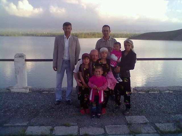 Мирбако с дочками и своими боевыми друзьями, приехавшими к нему в гости