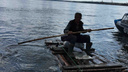 «Связал полешки бельевой веревкой»: спасатели вытащили из воды пожилого рыбака на самодельном плоту