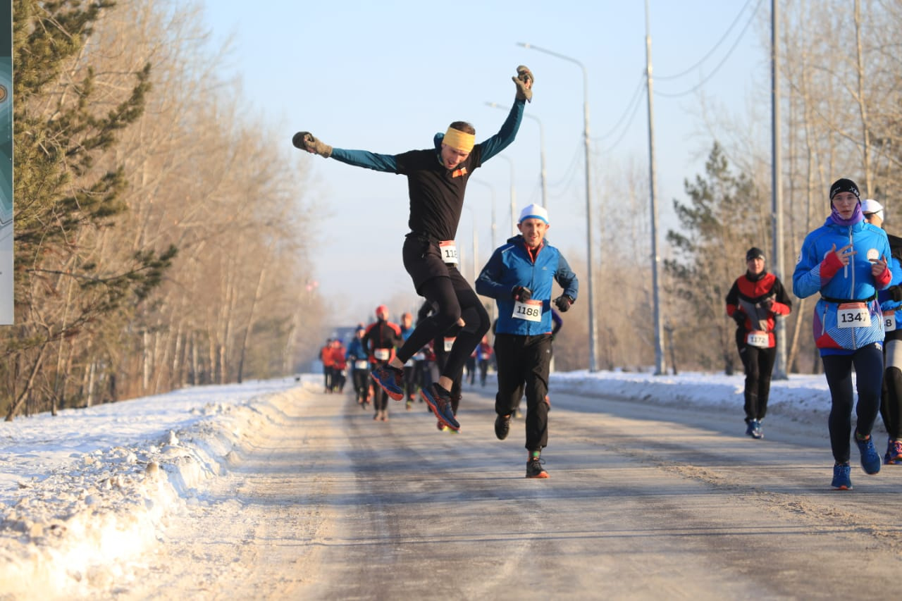 В новый год со спортом. Тогучинская дистанция фото. Забег в новогодних костюмах Благовещенск дорамах.
