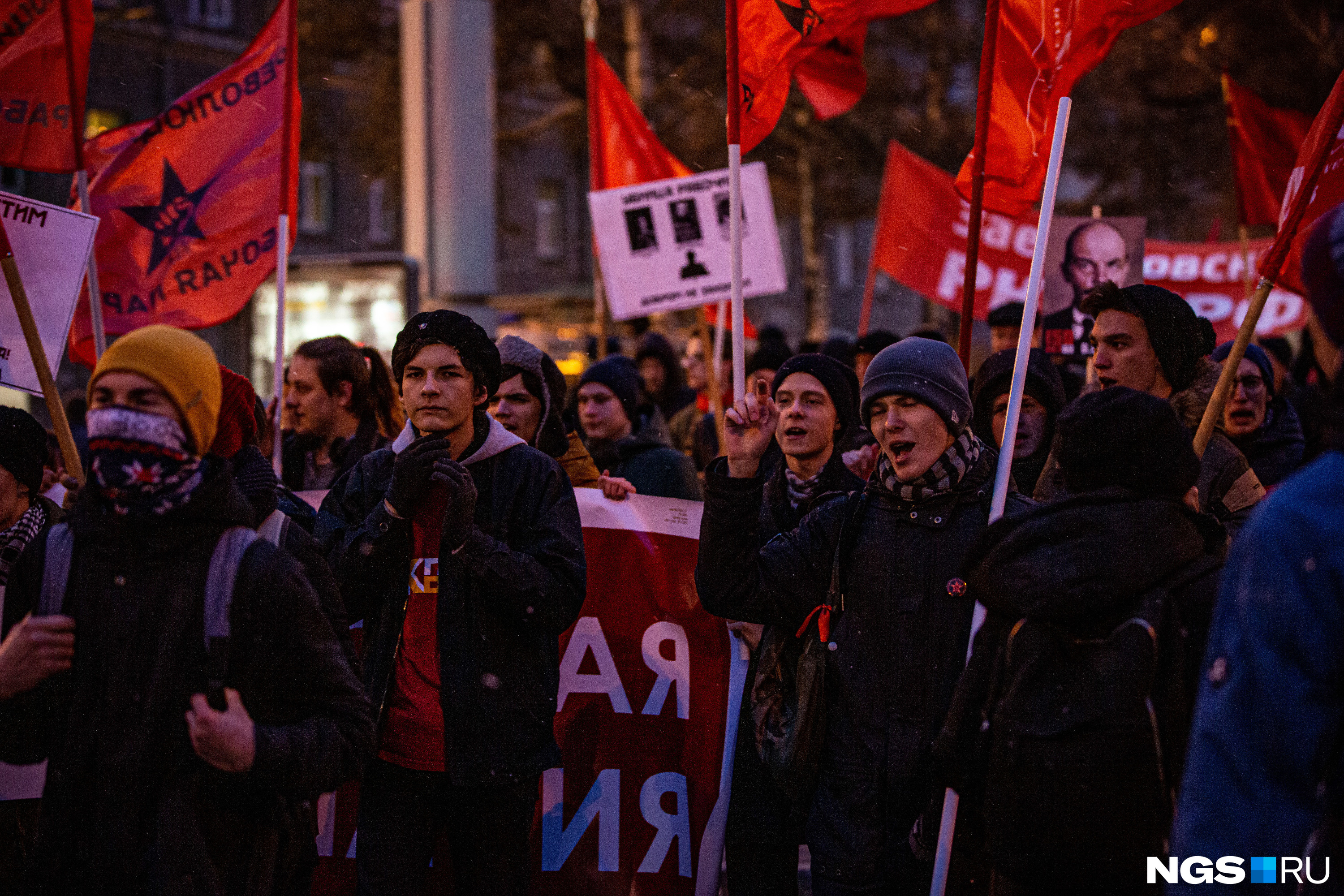 На шествии была и молодежь На шествии была и молодежь