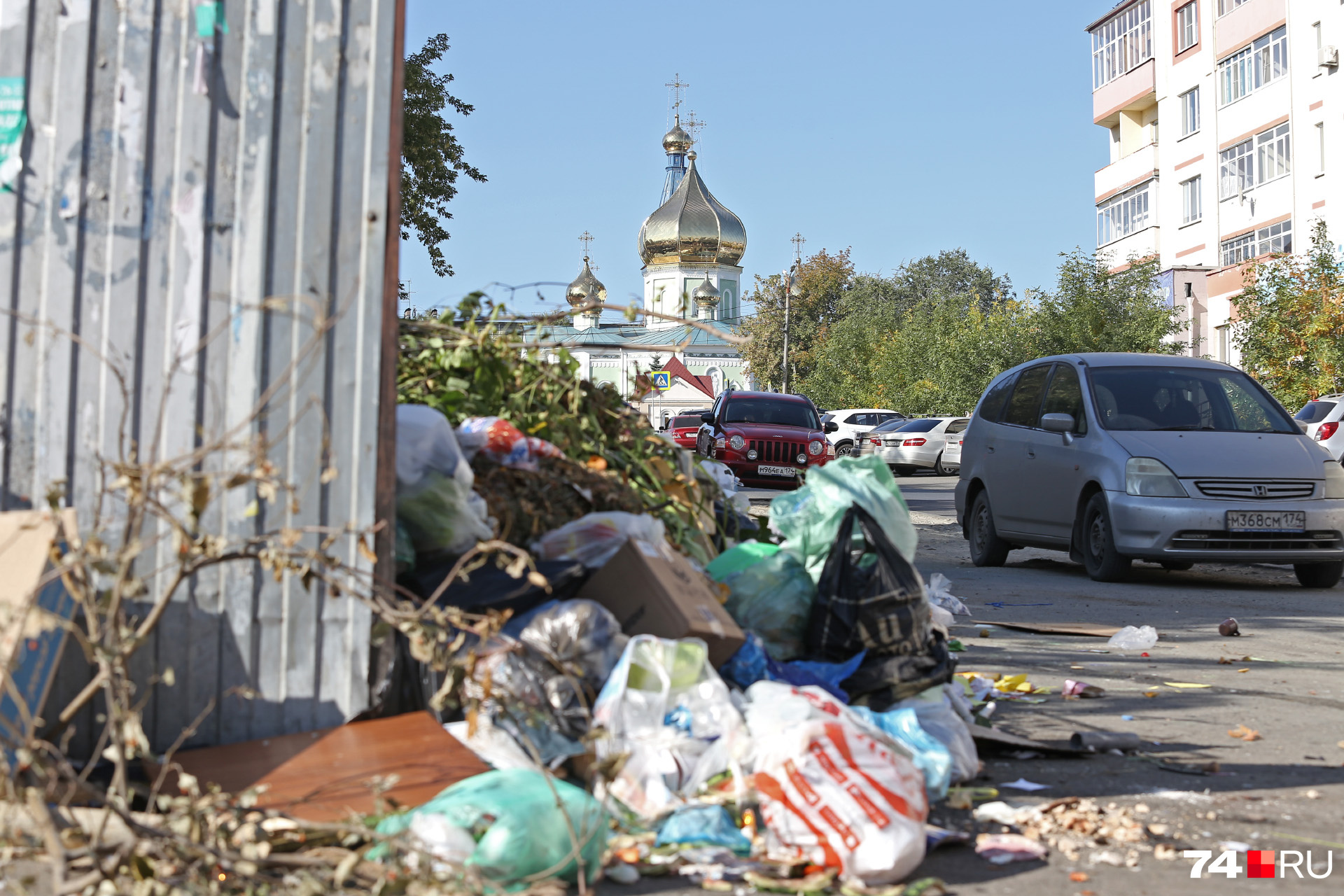 Гора мусора под окнами челябинской епархии по улице Работниц