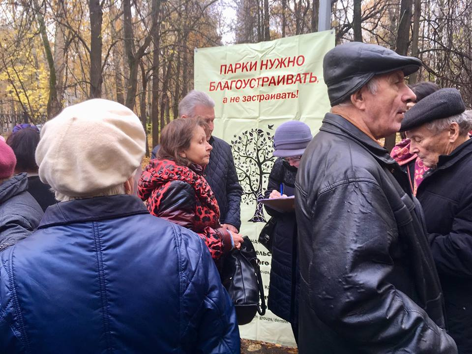 Жители вышли с плакатами Жители вышли с плакатами