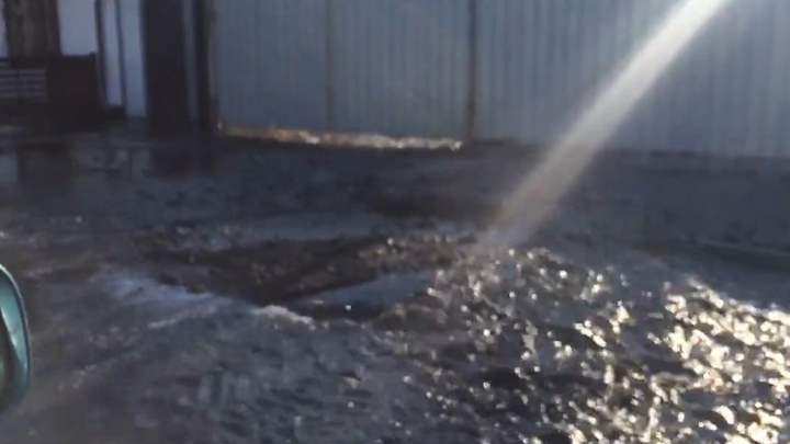 «Утонули по уши»: из-за прорыва канализации перекрыли улицу в Ленинском районе