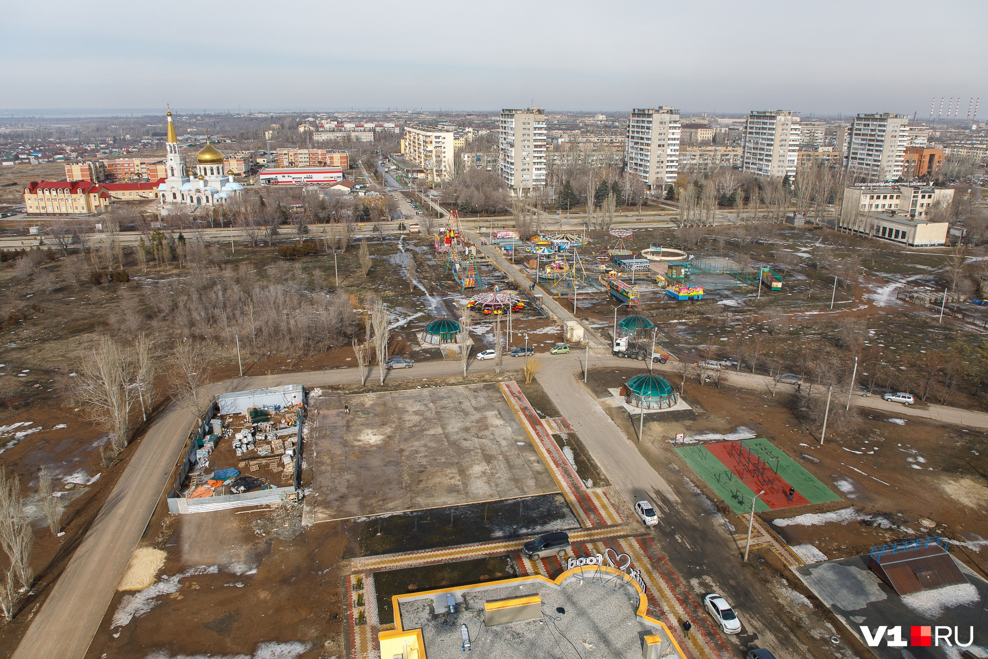 Другие карусели в парке «Волжский» с высоты птичьего полета кажутся маленькими детскими игрушками Другие карусели в парке «Волжский» с высоты птичьего полета кажутся маленькими детскими игрушками
