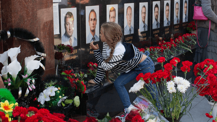В Ярославле почтили память погибших хоккеистов «Локомотива»: девять фото