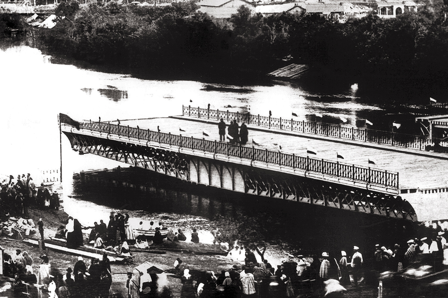 Уникальный снимок — так разводили мост в 1904 году, пролёт которого мог поворачиваться вокруг своей оси; в результате мост оказывался вдоль реки, а не поперёк
