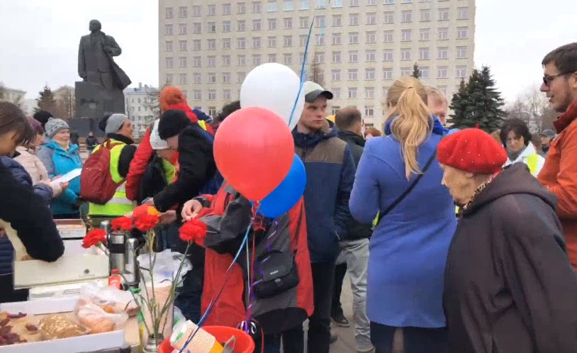 На площади Ленина люди разных возрастов. Пьют чай, угощаются пирожками На площади Ленина люди разных возрастов. Пьют чай, угощаются пирожками