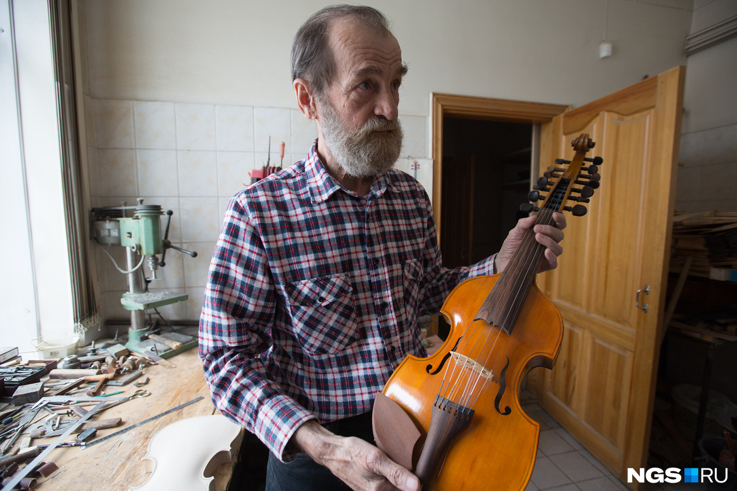 Болдин оставил себе на память необычный инструмент виоль д'амур, популярный в эпоху барокко 