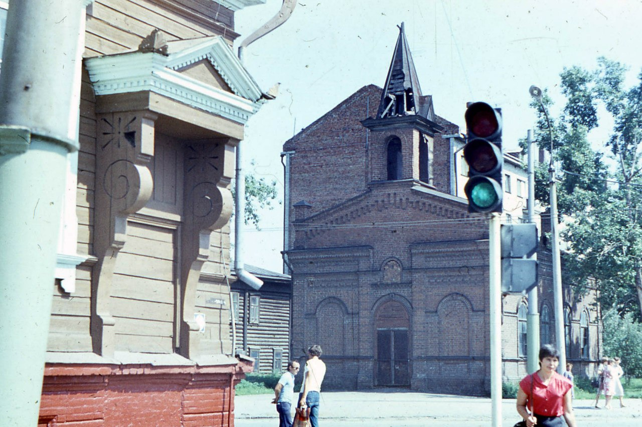 Костел в 1983 году был домом ученых. Крест на башне сняли. Здание было в упадке
