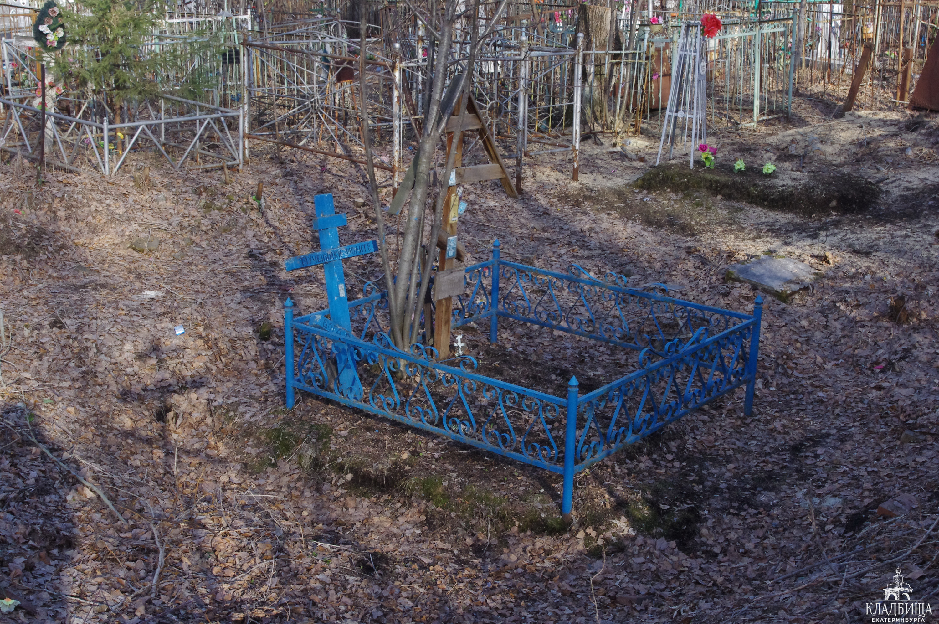 Есть на Ивановском кладбище и ямы, где хоронили растрелянных. Сейчас на их местах установили памятные знаки
