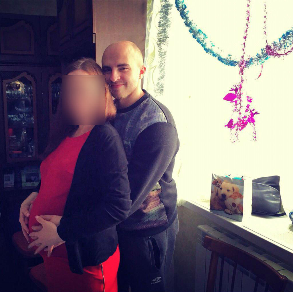 Это фото сделано 31 декабря 2016 года, на нем Евгений с женой. С момента убийства прошло всего шесть дней