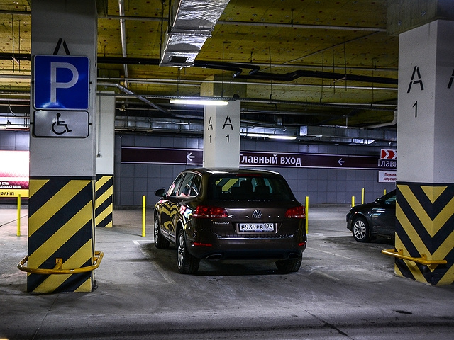 Знак «Парковка» в сочетании со знаком «Инвалид» разрешает парковку только обозначенным машинам