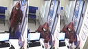 Видео: стеснительный грабитель пришёл в офис микрозаймов в медицинской маске и дождевике