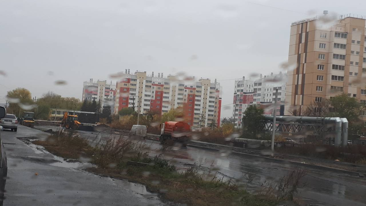 «Нам что, дороги не нужны?»: челябинцы сняли на видео укладку асфальта в дождь