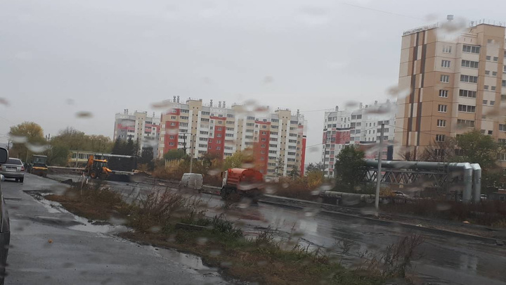 «Нам что, дороги не нужны?»: челябинцы сняли на видео укладку асфальта в дождь