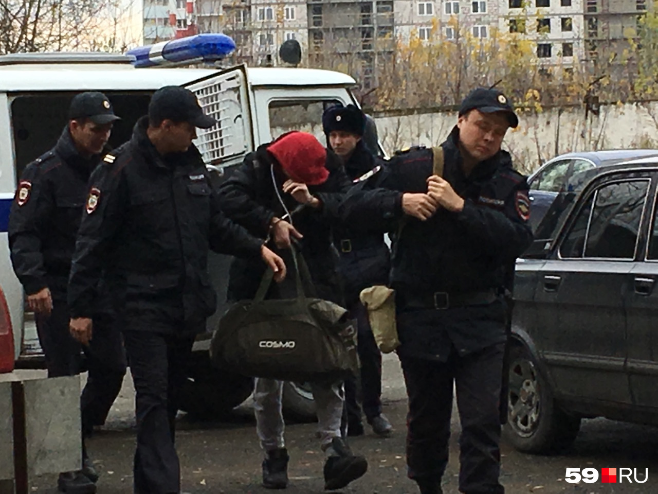 Магомедов приехал в суд с большой спортивной сумкой Магомедов приехал в суд с большой спортивной сумкой