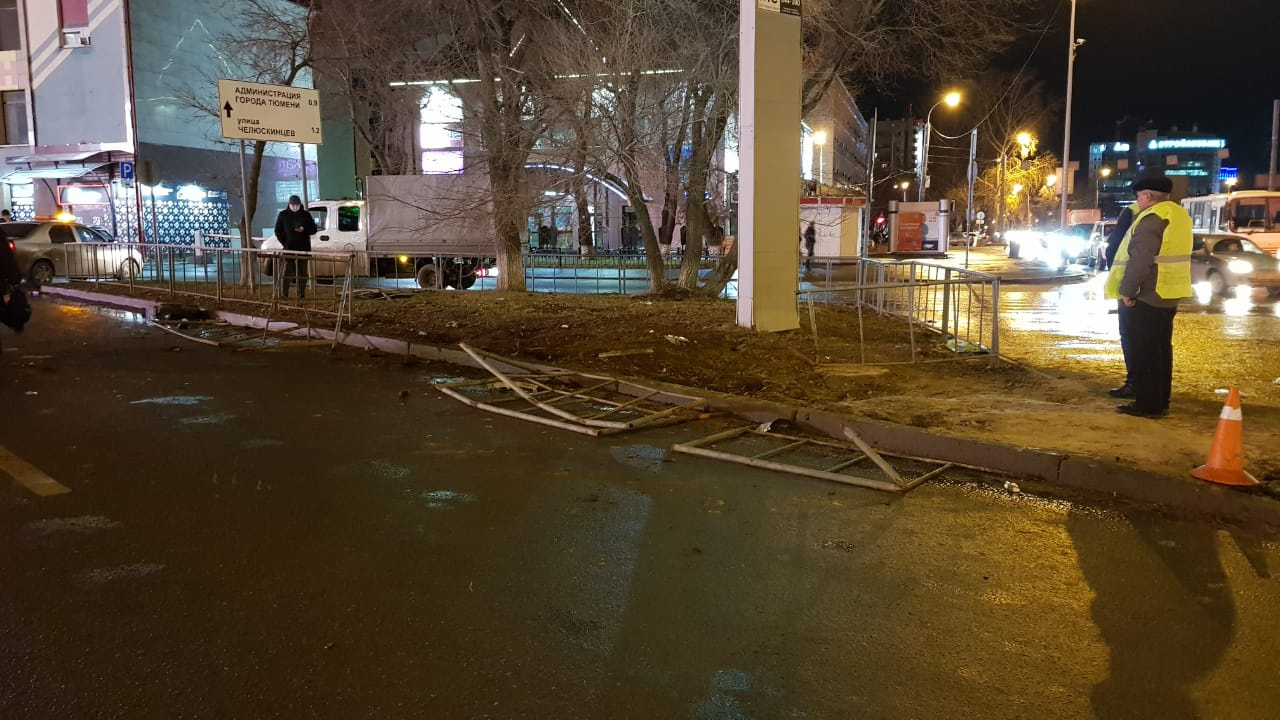 Водитель протаранила ограждение у перекрестка и сбила пешеходов Водитель протаранила ограждение у перекрестка и сбила пешеходов