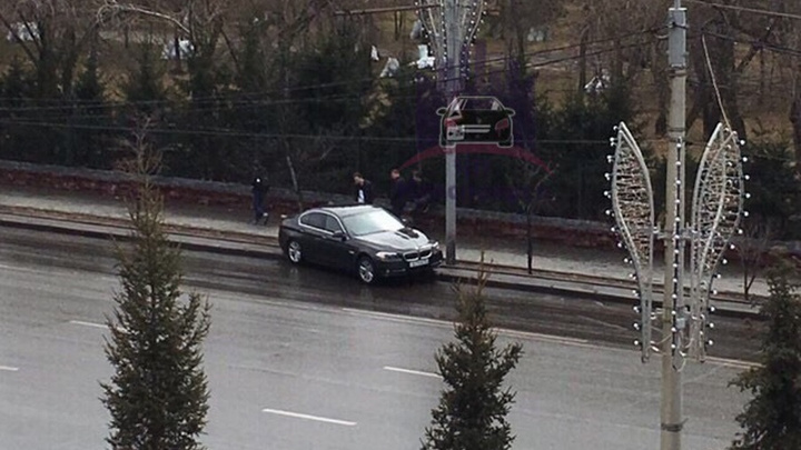 Водитель BMW устроил дрифт на мокрой дороге при повороте с Горького и разбил машину