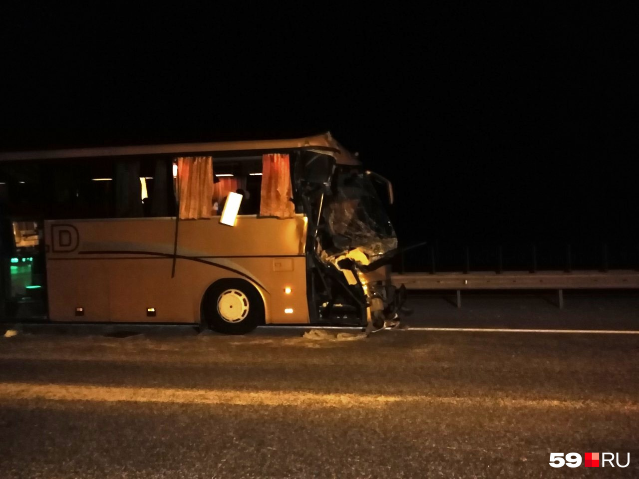 Раскореженный автобус после аварии