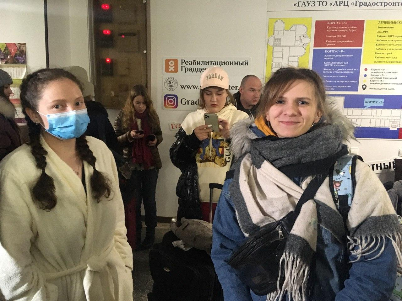 Вот девушки из Владивостока, но полетят они пока в Москву Вот девушки из Владивостока, но полетят они пока в Москву