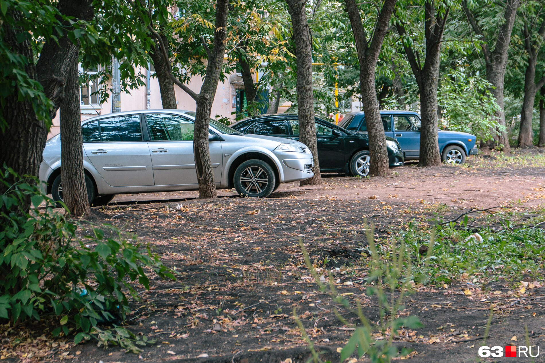 Зачастую автомобилисты ограждают места на газонах цепочками для парковки 