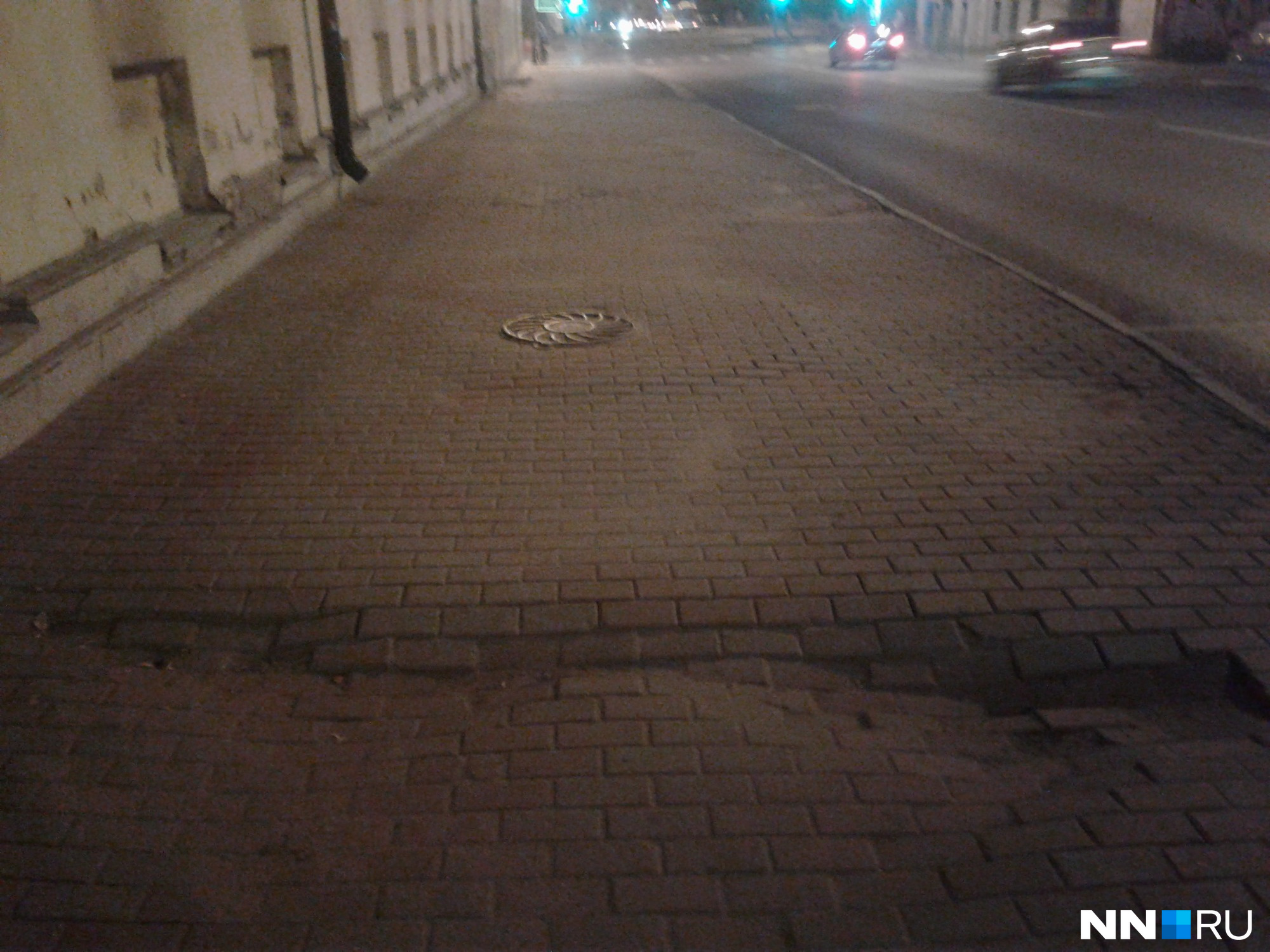Провал проходит через весь тротуар Провал проходит через весь тротуар