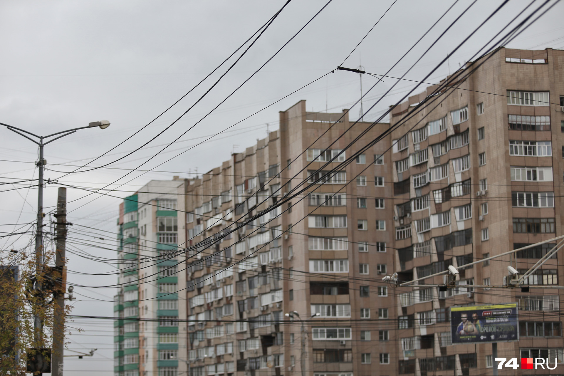Тут запитаны важные системы уличного освещения и видеокамеры. Об оптимизации числа проводов над головой явно никто не подумал Тут запитаны важные системы уличного освещения и видеокамеры. Об оптимизации числа проводов над головой явно никто не подумал